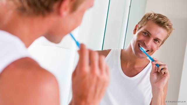 Sorgfältige Zahn- und Mundpflege